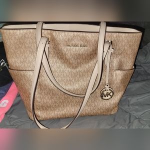 Michael Kors Lg purse Rose Gold